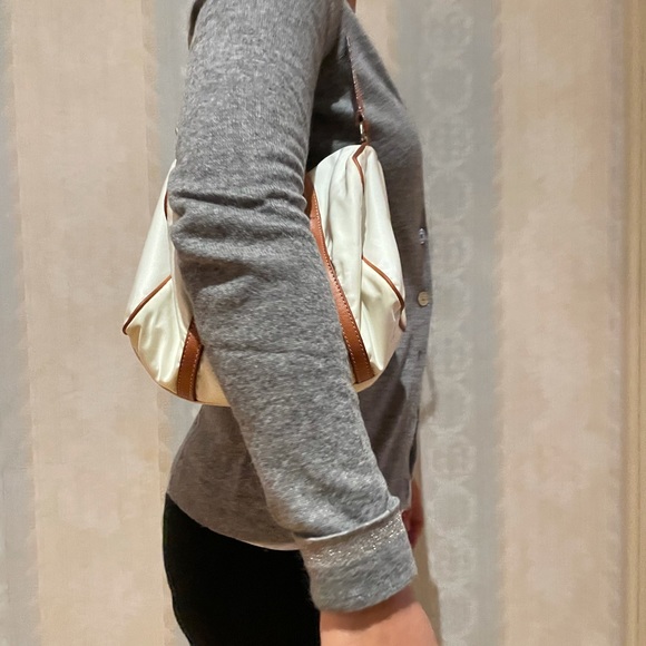 Vintage authentic Prada nylon bag with leather details - Picture 10 of 16